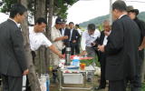 食品会社の役員の方が農園を見学